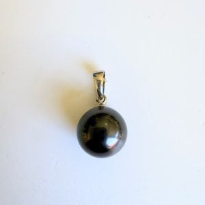 Pendentif en or blanc 18 cts «Taianui»