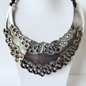 Collier en nacre « Pōmare »