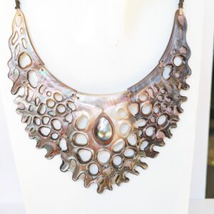 Collier en nacre « Pōmare »